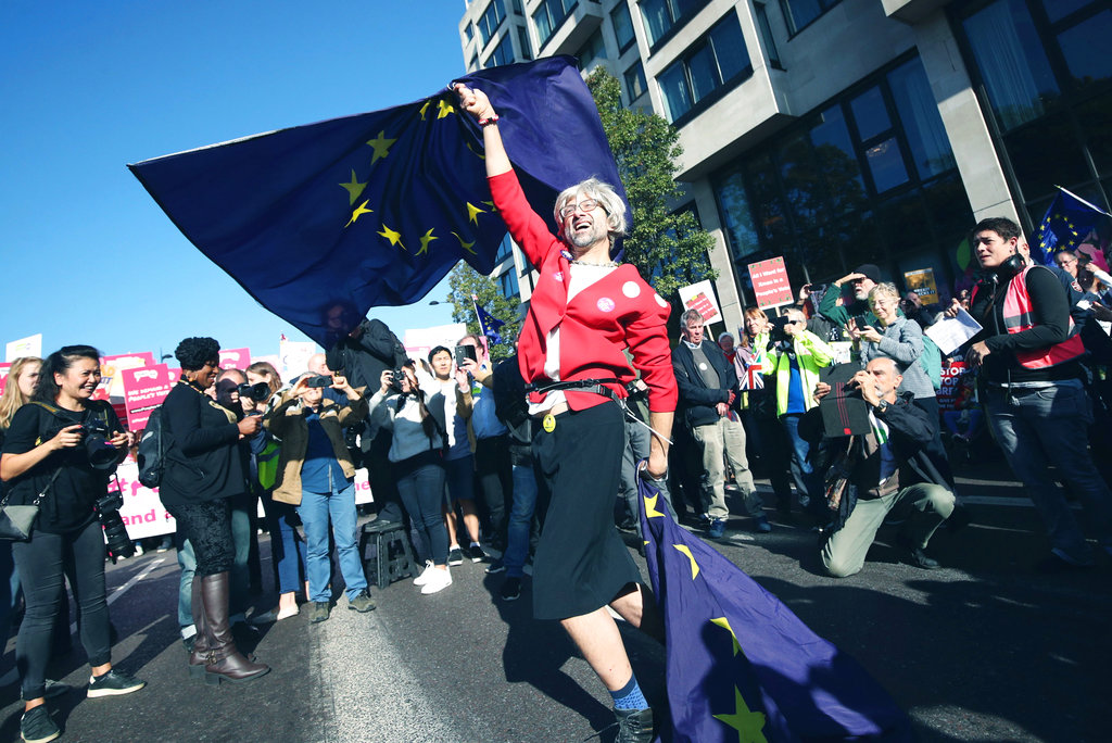 Hundreds of thousands take to streets in London demanding second Brexit vote
