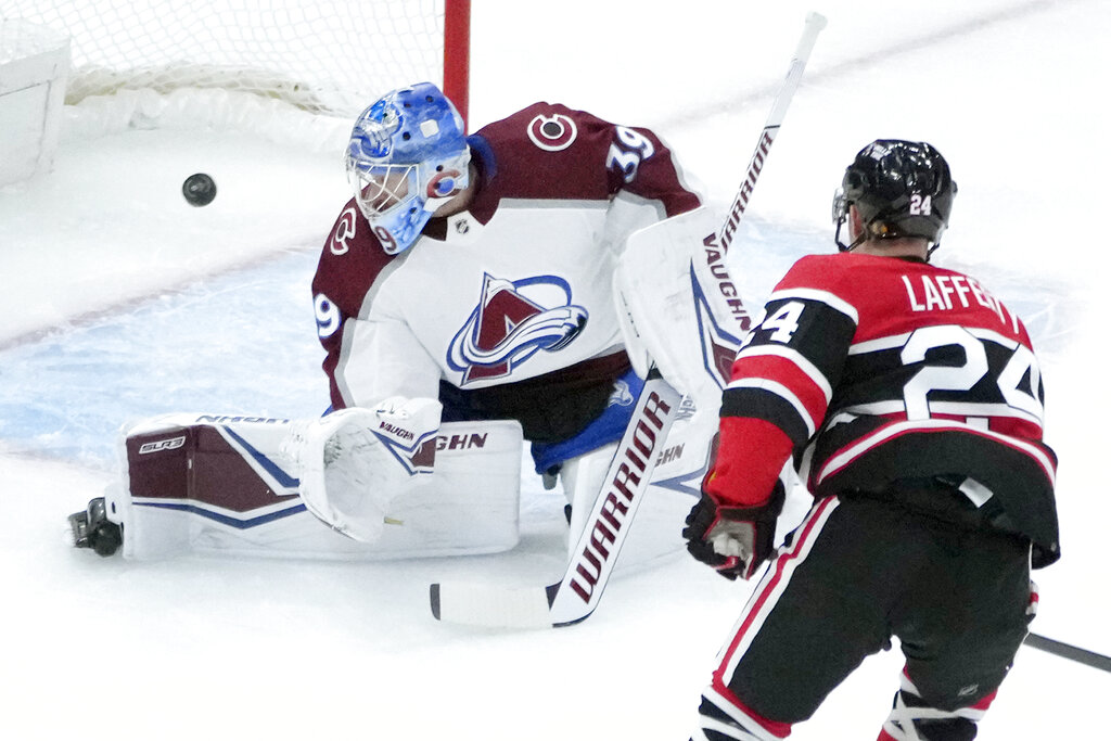 Raddysh scores in third as Blackhawks beat Avalanche 3-2